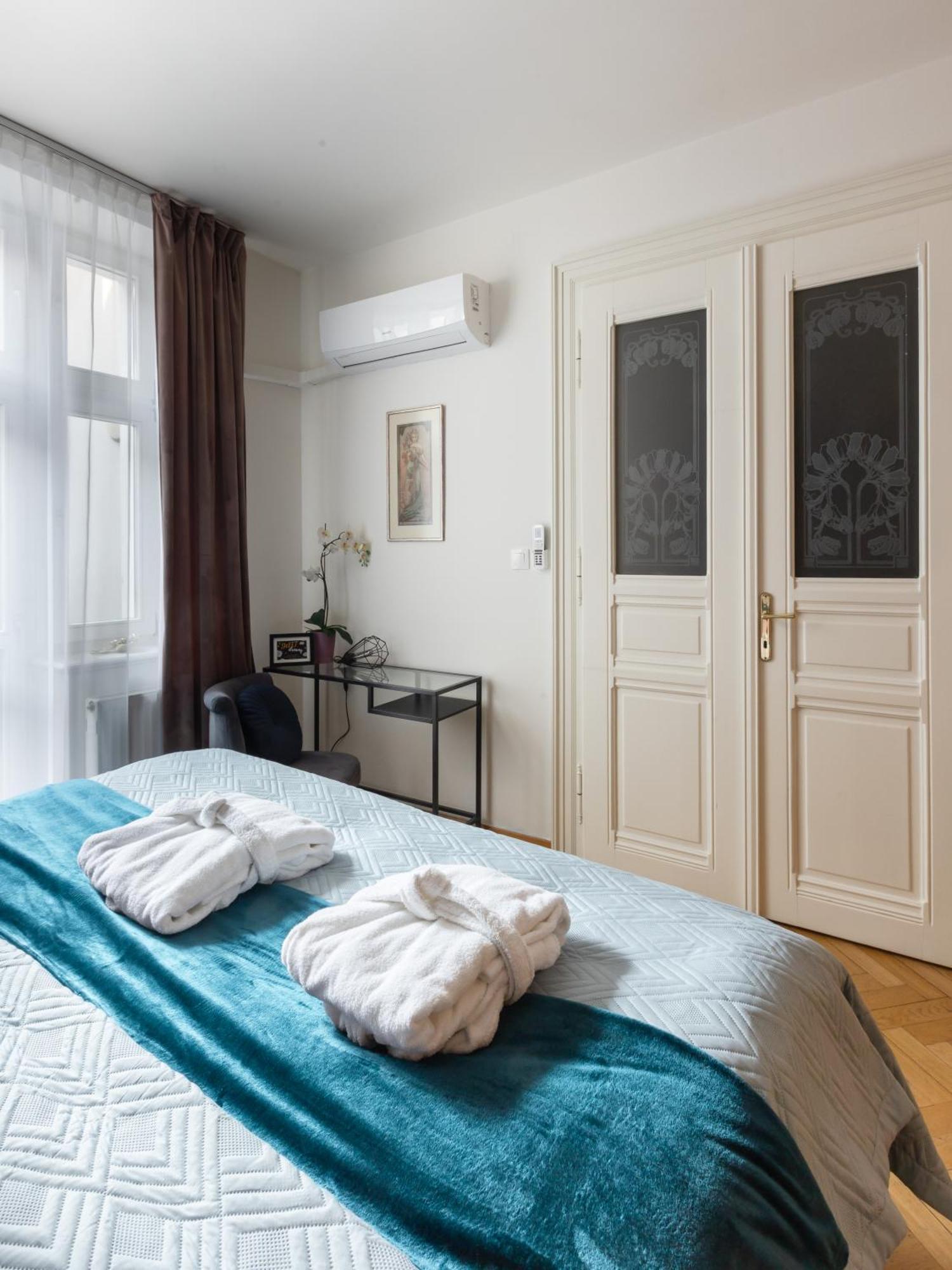 Decadent Art Deco Balcony Apartment In Old Town Prag Exteriör bild