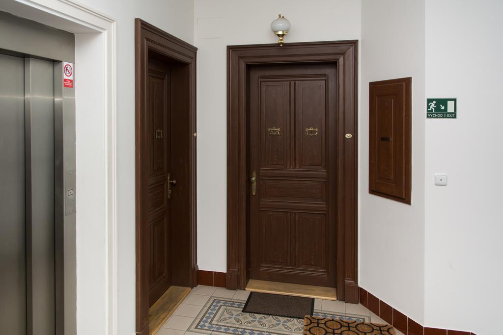 Decadent Art Deco Balcony Apartment In Old Town Prag Exteriör bild